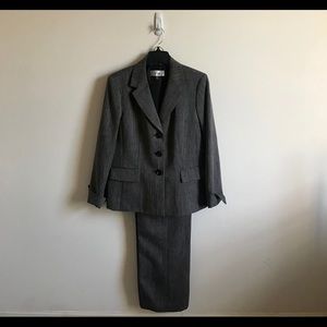 LE SUIT LADIES CHARCOAL PANT SUIT SIZE 12
